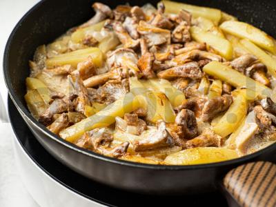 Keptos bulvės su voveraitėmis grietinėje Žingsnis 7