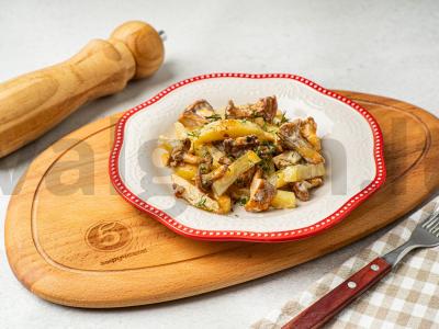 Keptos bulvės su voveraitėmis grietinėje pagrindine nuotrauka