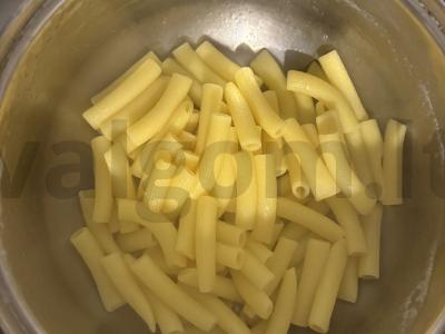 Makaronai vamzdeliai su kiaušiniu, sūriu ir salotomis Žingsnis 6