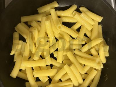 Makaronai vamzdeliai su kiaušiniu, sūriu ir salotomis Žingsnis 7