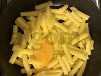 Makaronai vamzdeliai su kiaušiniu, sūriu ir salotomis Žingsnis 8