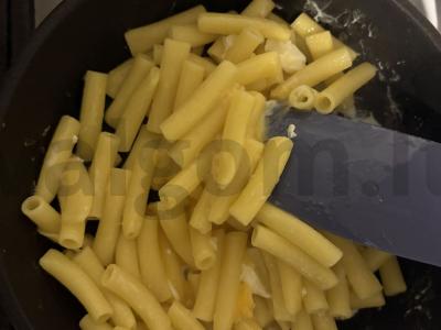 Makaronai vamzdeliai su kiaušiniu, sūriu ir salotomis Žingsnis 9