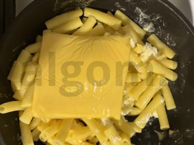 Makaronai vamzdeliai su kiaušiniu, sūriu ir salotomis Žingsnis 10