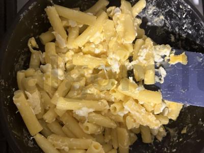 Makaronai vamzdeliai su kiaušiniu, sūriu ir salotomis Žingsnis 11