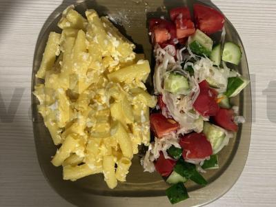 Makaronai vamzdeliai su kiaušiniu, sūriu ir salotomis pagrindine nuotrauka