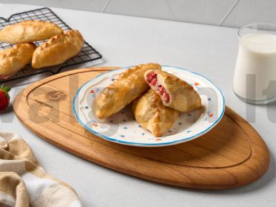 Braškės pyragėliai pagrindine nuotrauka