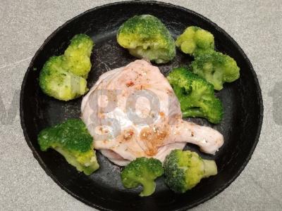 Anties šlaunelė, kepta su brokoliais, obuoliu ir spanguolėmis Žingsnis 5