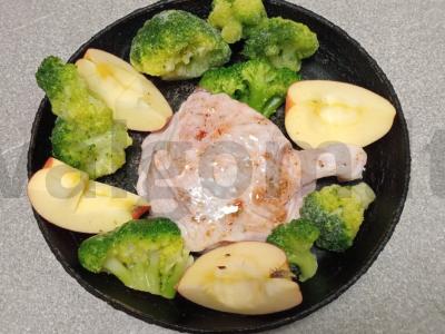 Anties šlaunelė, kepta su brokoliais, obuoliu ir spanguolėmis Žingsnis 6