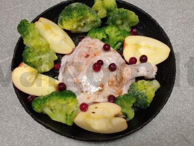 Anties šlaunelė, kepta su brokoliais, obuoliu ir spanguolėmis Žingsnis 7