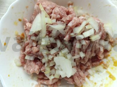 Kiaulienos ir baltos duonos kotletai džiūvėsėliuose Žingsnis 1