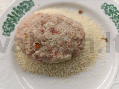 Kiaulienos ir baltos duonos kotletai džiūvėsėliuose Žingsnis 4