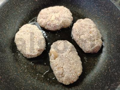 Kiaulienos ir baltos duonos kotletai džiūvėsėliuose Žingsnis 5