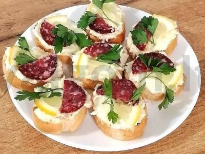 Sumuštiniai su servelatu, kiaušiniu ir citrina pagrindine nuotrauka