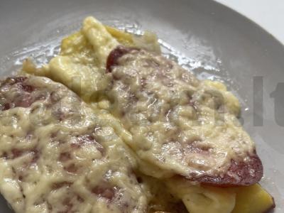 Bulvės su dešra ir sūriu pagrindine nuotrauka