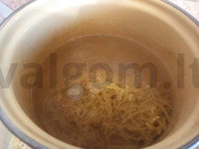 Nudų su svogūnais ir troškiniu Žingsnis 1