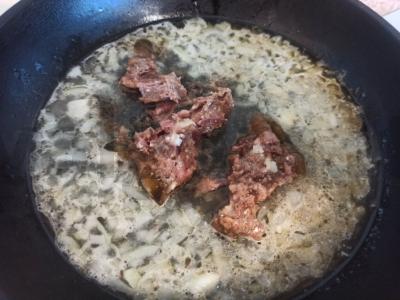 Nudų su svogūnais ir troškiniu Žingsnis 4