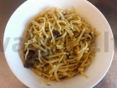 Nudų su svogūnais ir troškiniu pagrindine nuotrauka