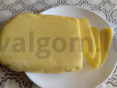 Namų sūris iš varškės ir pieno pagrindine nuotrauka