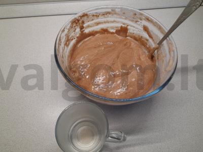 Lengvas šokoladinis biskvitas Žingsnis 4