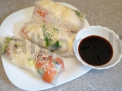 Spring rolls su silpnu sūdyta lašiša ir kreminiu sūriu pagrindine nuotrauka