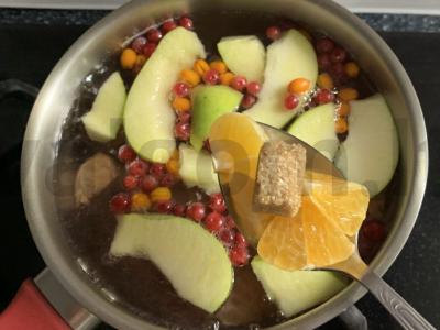 Gėrimas iš mandarinų, obuolių, šaltalankių ir spanguolių Žingsnis 3