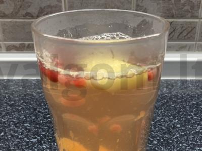 Gėrimas iš mandarinų, obuolių, šaltalankių ir spanguolių pagrindine nuotrauka