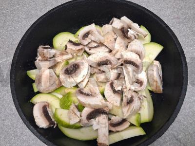 Keptas vištienos šlaunelė su cukinijų ir pievagrybių garnyru Žingsnis 4