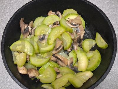 Keptas vištienos šlaunelė su cukinijų ir pievagrybių garnyru Žingsnis 5