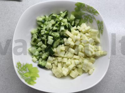 Salotos su tunu, agurkais ir obuoliu Žingsnis 1