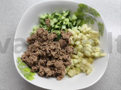 Salotos su tunu, agurkais ir obuoliu Žingsnis 2