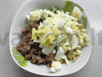 Salotos su tunu, agurkais ir obuoliu Žingsnis 3