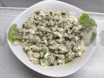 Salotos su tunu, agurkais ir obuoliu pagrindine nuotrauka