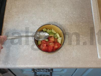 Lengvas salotas su avokadu ir medaus padažu Žingsnis 5