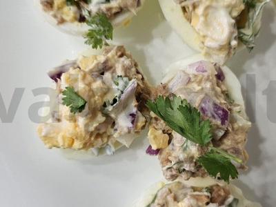 Įdarytos kiaušiniai su tunu ir kalendra pagrindine nuotrauka