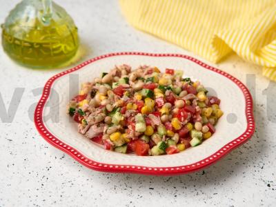 Salotos su tunu, pupelėmis ir daržovėmis pagrindine nuotrauka