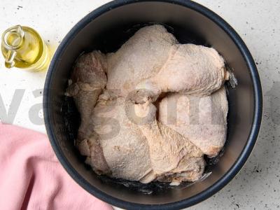 Vištiena su džiovintais slyvomis lėtoje viryklėje Žingsnis 2