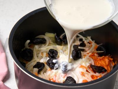 Vištiena su džiovintais slyvomis lėtoje viryklėje Žingsnis 4