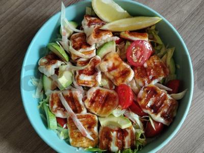 Salotas su keptu sūriu pagrindine nuotrauka