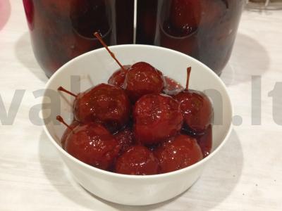 Obuolių uogienė iš veislės „Kitaika“ su šakele pagrindine nuotrauka