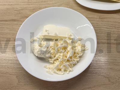Rulėliai su brynza, stracciatella ir varškės sūriu Žingsnis 1