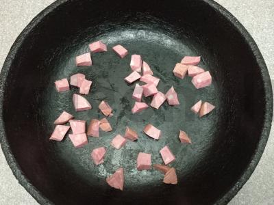 Makaronų ir rūkytos dešros apkepas keptuvėje Žingsnis 1