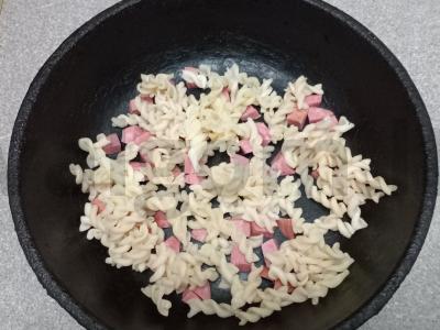 Makaronų ir rūkytos dešros apkepas keptuvėje Žingsnis 2