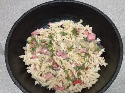 Makaronų ir rūkytos dešros apkepas keptuvėje Žingsnis 4