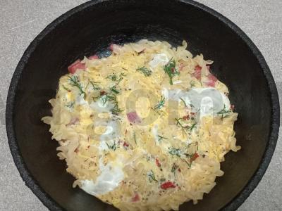 Makaronų ir rūkytos dešros apkepas keptuvėje Žingsnis 5