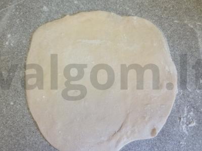 Čeburekai su suluguni, pomidoru ir petražolėmis Žingsnis 1