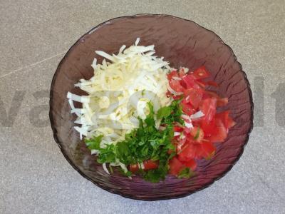 Čeburekai su suluguni, pomidoru ir petražolėmis Žingsnis 2