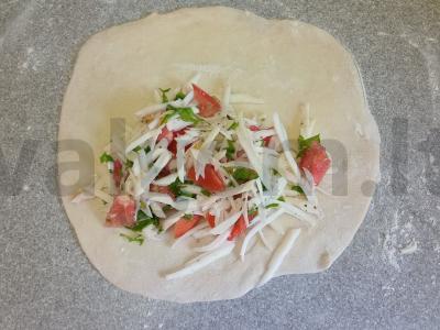 Čeburekai su suluguni, pomidoru ir petražolėmis Žingsnis 4