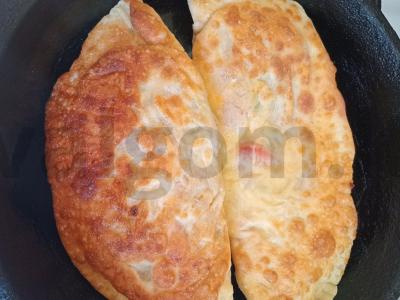 Čeburekai su suluguni, pomidoru ir petražolėmis Žingsnis 8