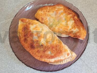 Čeburekai su suluguni, pomidoru ir petražolėmis Žingsnis 9