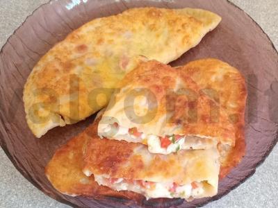 Čeburekai su suluguni, pomidoru ir petražolėmis pagrindine nuotrauka